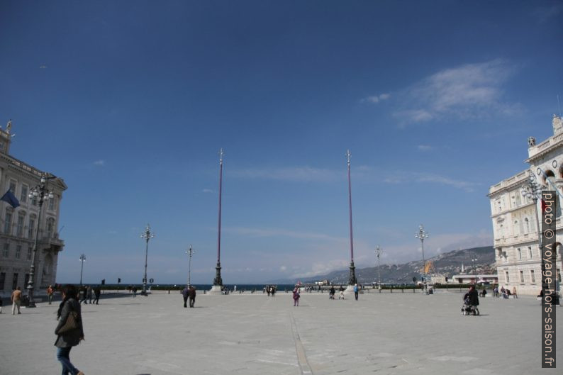 Mâts de drapeau de la Piazza Unità d'Italia. Photo © Alex Medwedeff