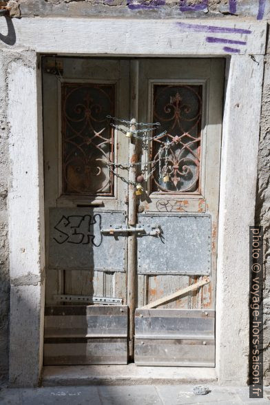 Vieille porte barricadée à Trieste. Photo © Alex Medwedeff