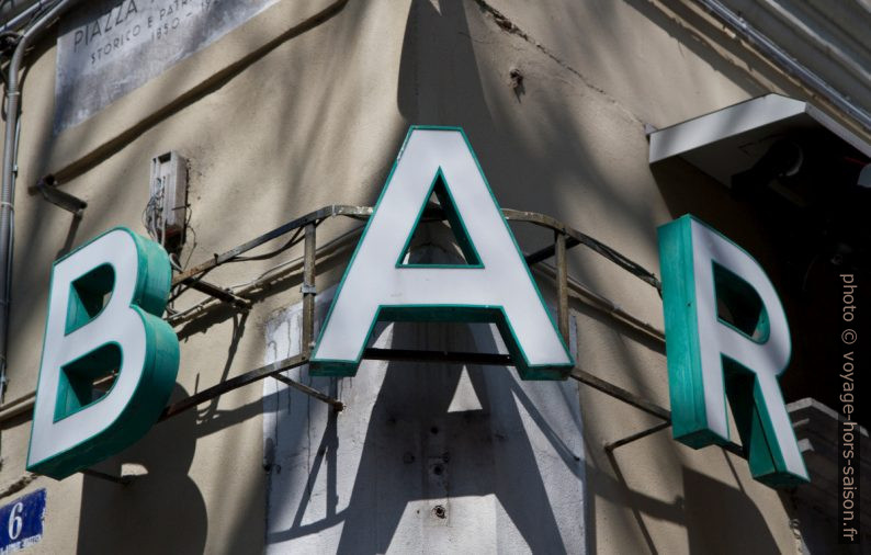 Inscription lumineuse BAR sur le coin d'une maison. Photo © Alex Medwedeff