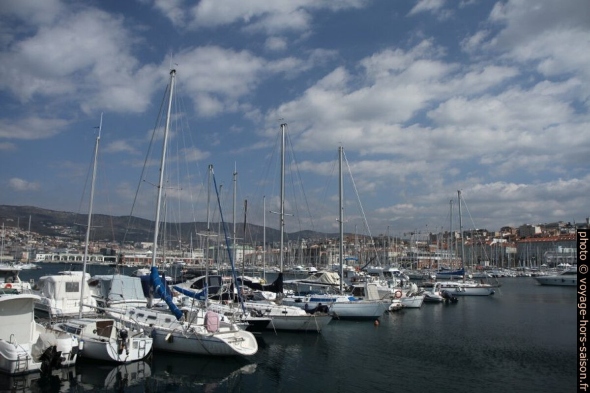 Vue Molo Fratelli Bandiera sur le vieux port de Trieste. Photo © Alex Medwedeff