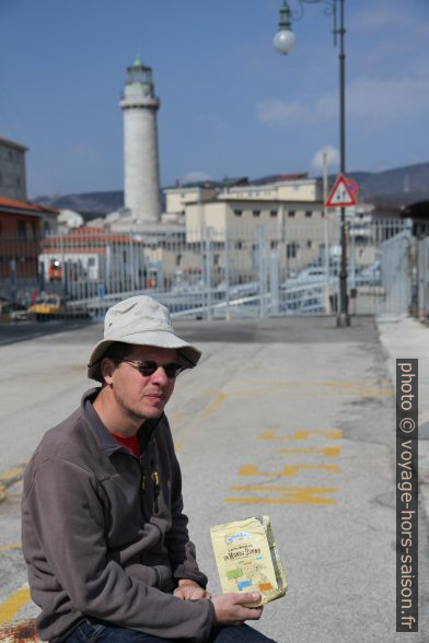 André mangeant des petits gâteaux aux pommes. Photo © Alex Medwedeff