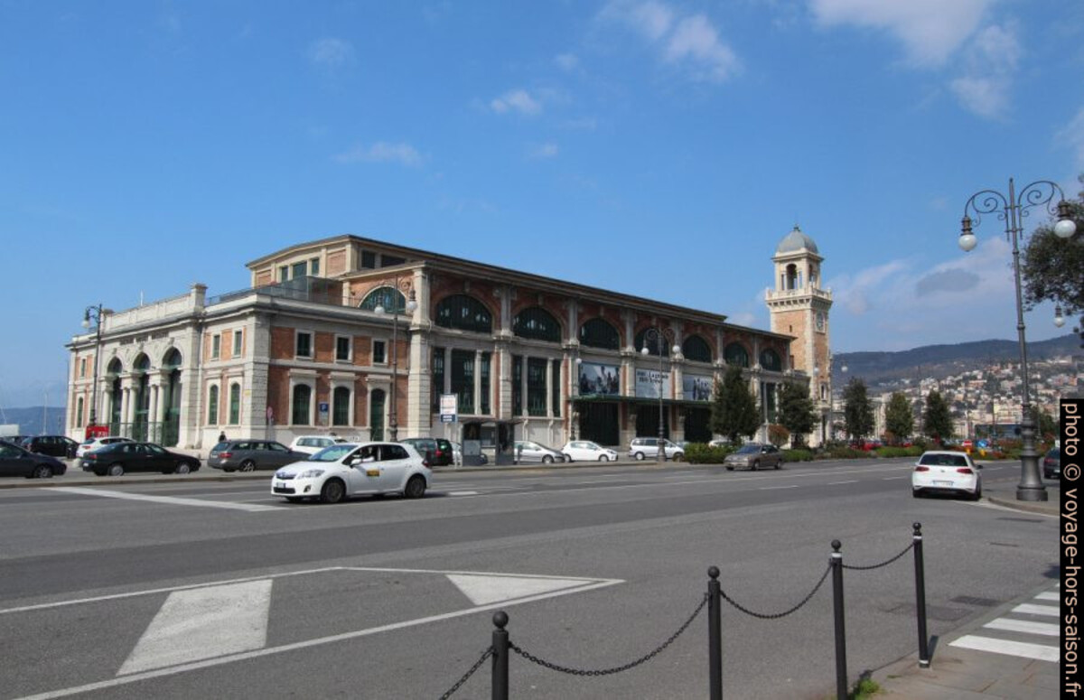 L'ancienne halle aux poissons de Trieste. Photo © André M. Winter