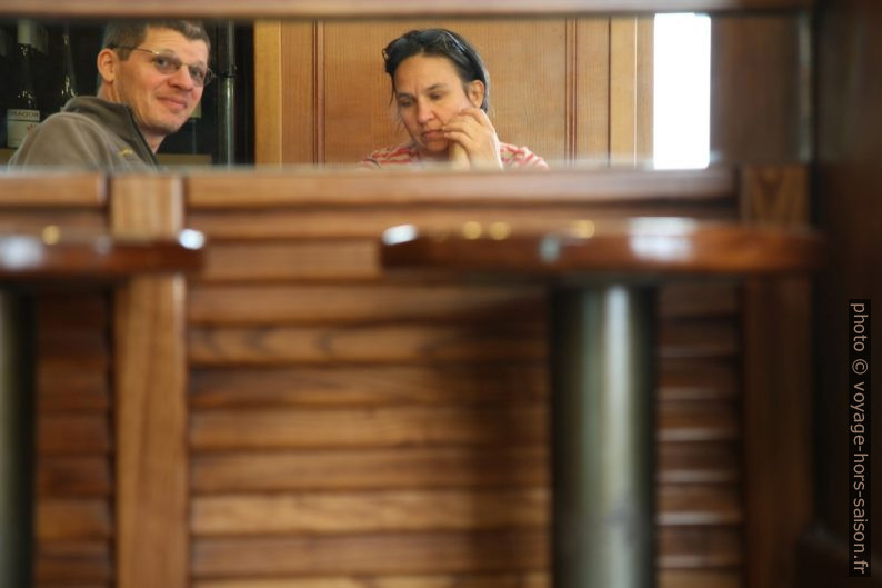 André et Alex vus dans un miroir du café. Photo © André M. Winter