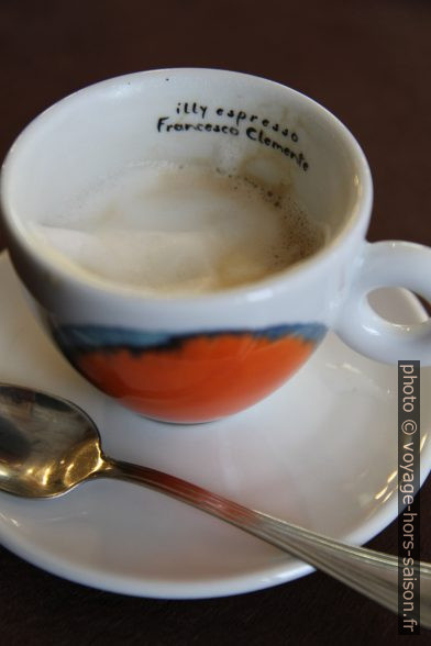 Tasse de café par Francesco Clemente. Photo © Alex Medwedeff
