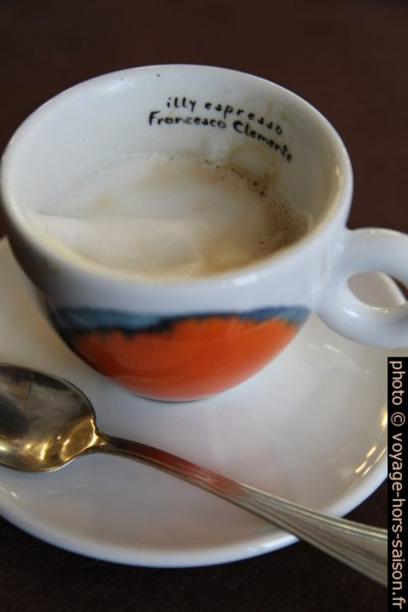 Tasse de café par Francesco Clemente. Photo © Alex Medwedeff
