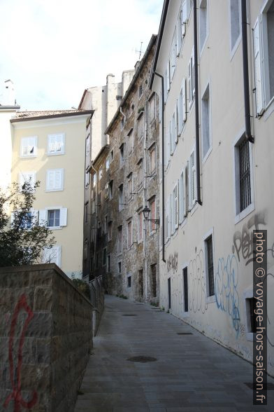 Via delle Mura dans la vieille-ville. Photo © Alex Medwedeff