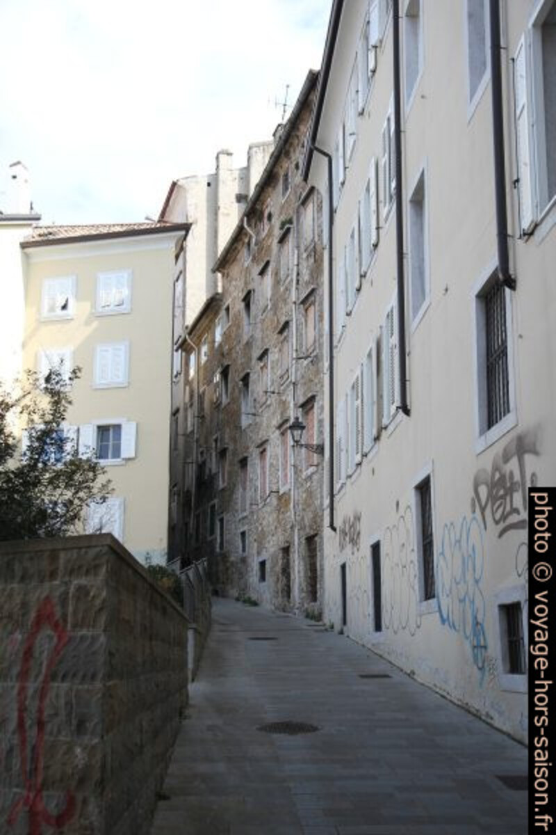 Via delle Mura dans la vieille-ville. Photo © Alex Medwedeff