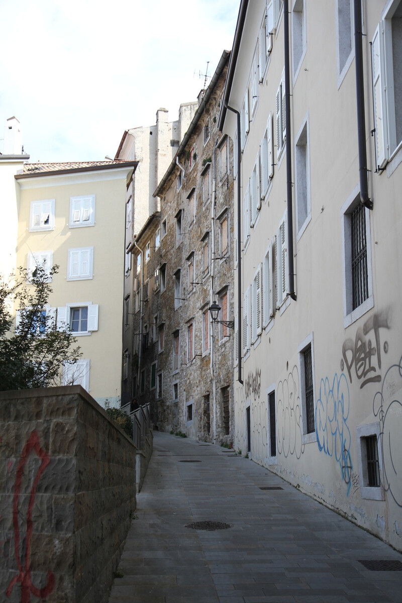 Via delle Mura dans la vieille-ville. Photo © Alex Medwedeff