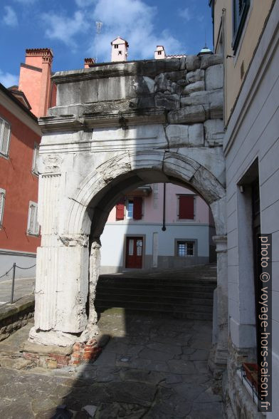 L'Arco di Riccardo vu du bas. Photo © André M. Winter