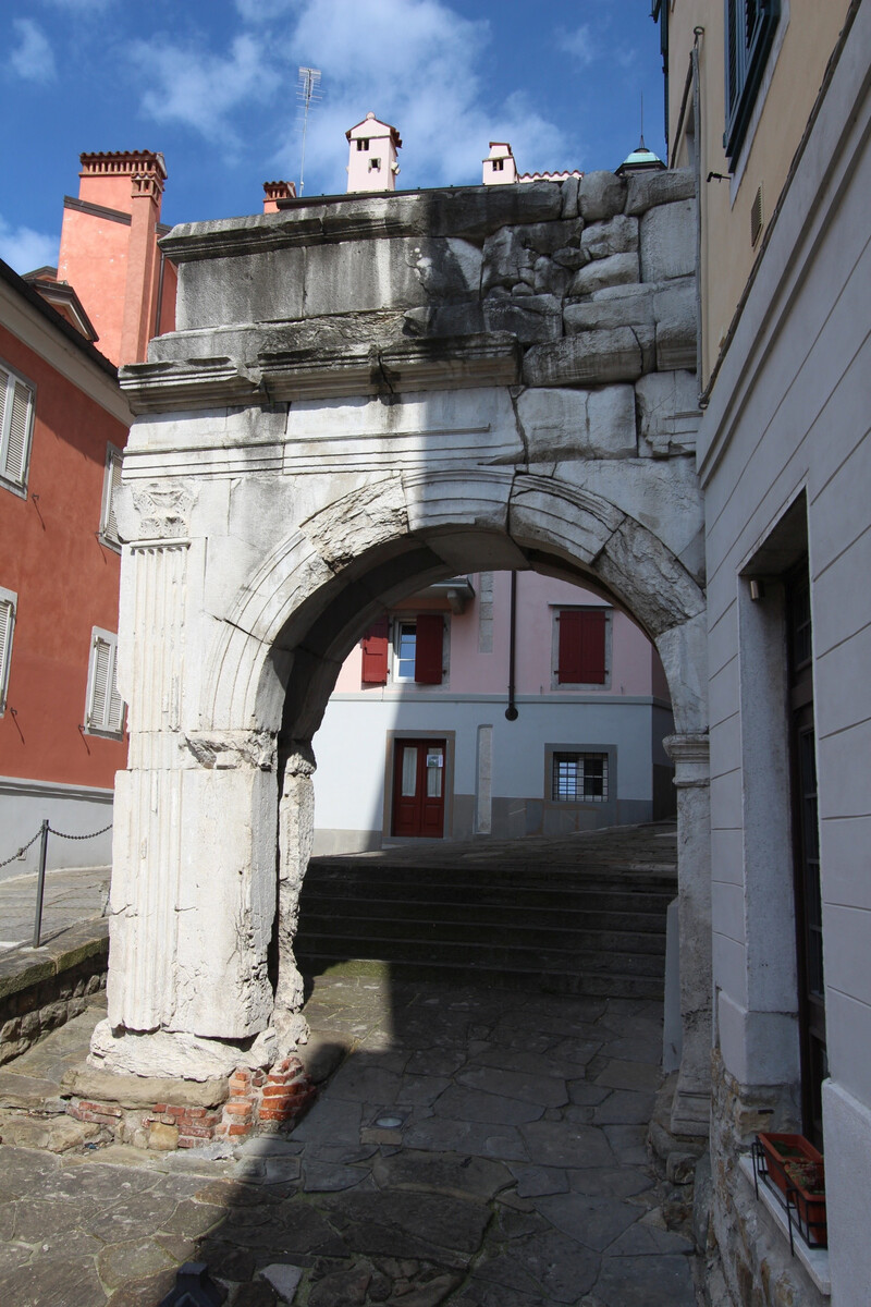 L'Arco di Riccardo vu du bas. Photo © André M. Winter