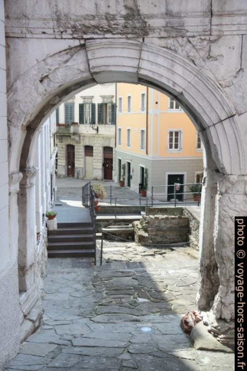 L'Arco di Riccardo. Photo © Alex Medwedeff