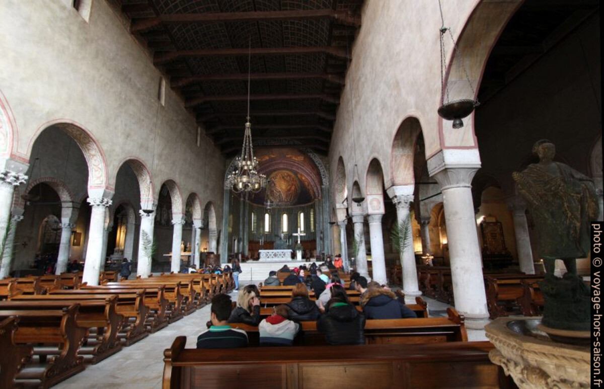 Cathédrale de Trieste avec toit en forme de quille de bateau. Photo © André M. Winter