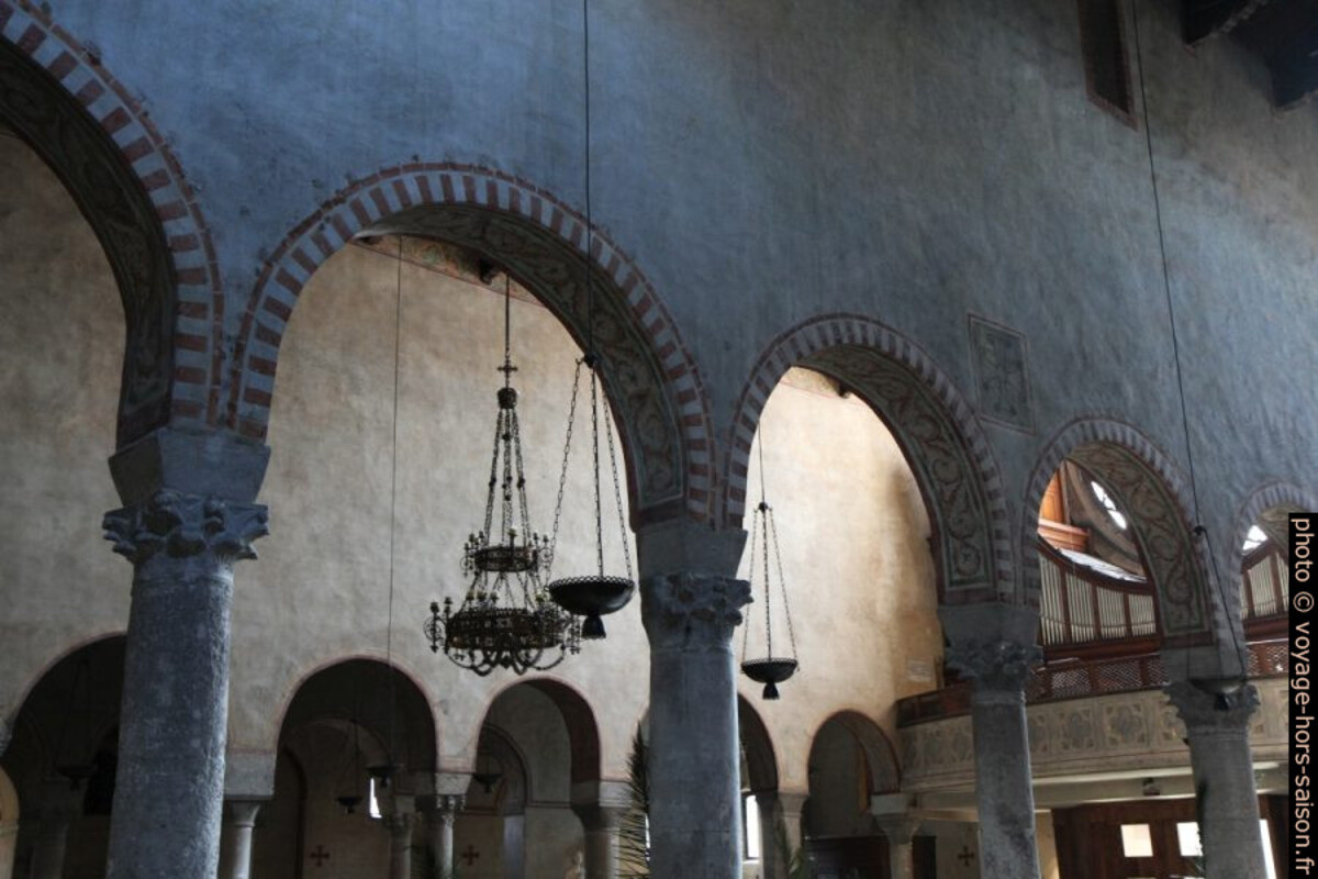 Arcs et colonnes de la Cattedrale di San Giusto. Photo © Alex Medwedeff