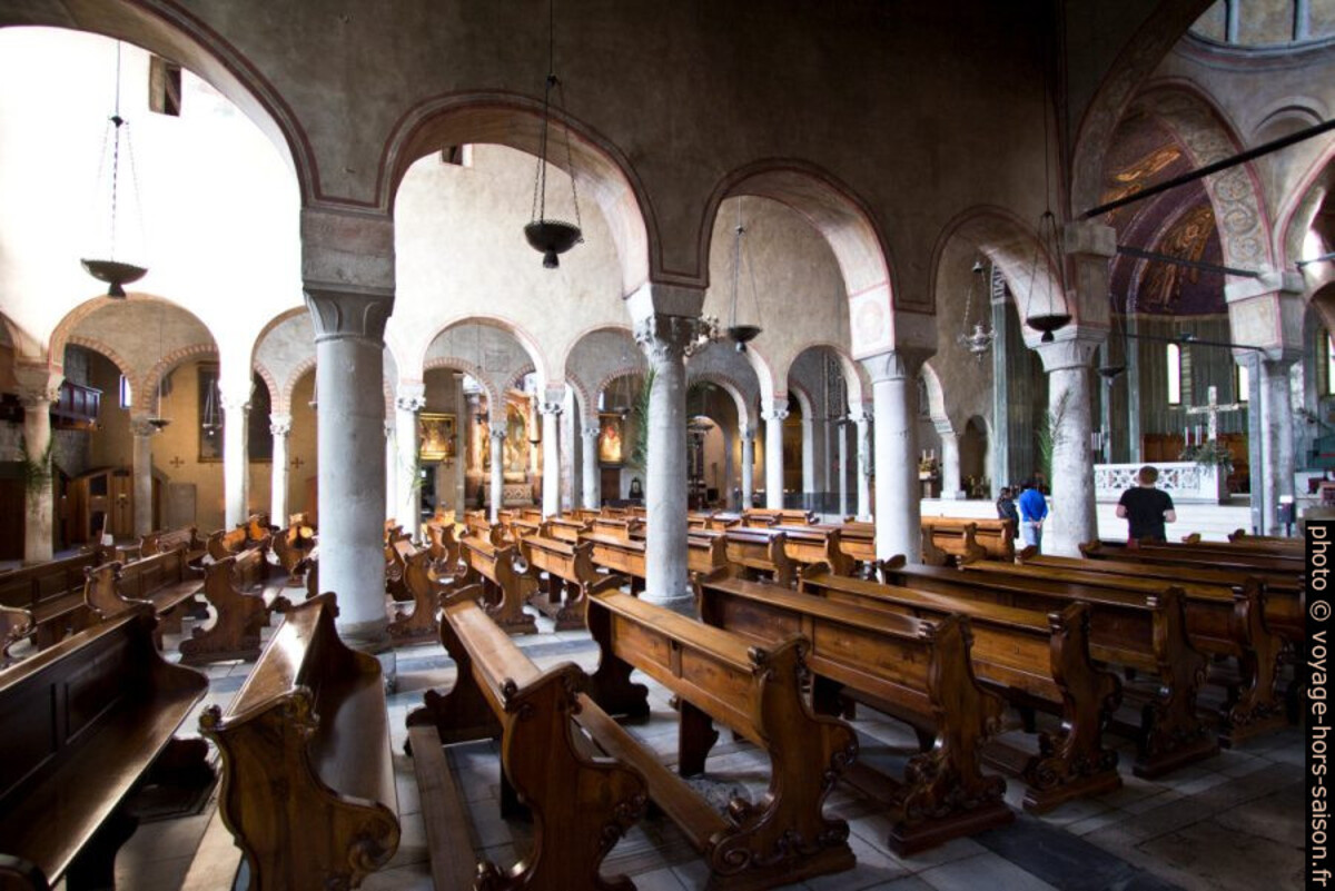 Vue transversale par les nefs de la Cattedrale di San Giusto. Photo © André M. Winter