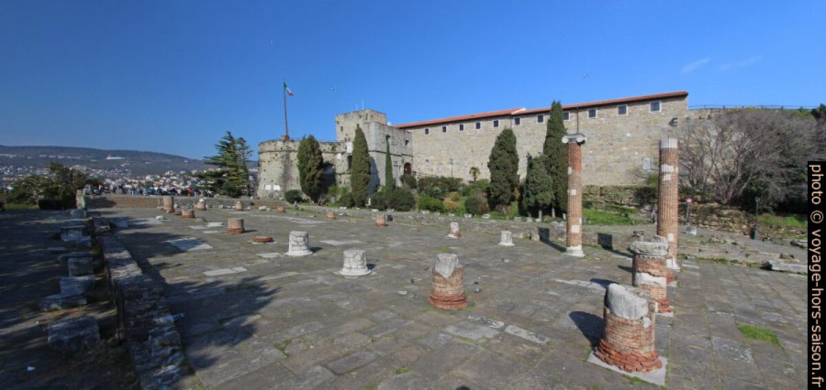 Restes de la basilique romaine de Trieste. Photo © André M. Winter