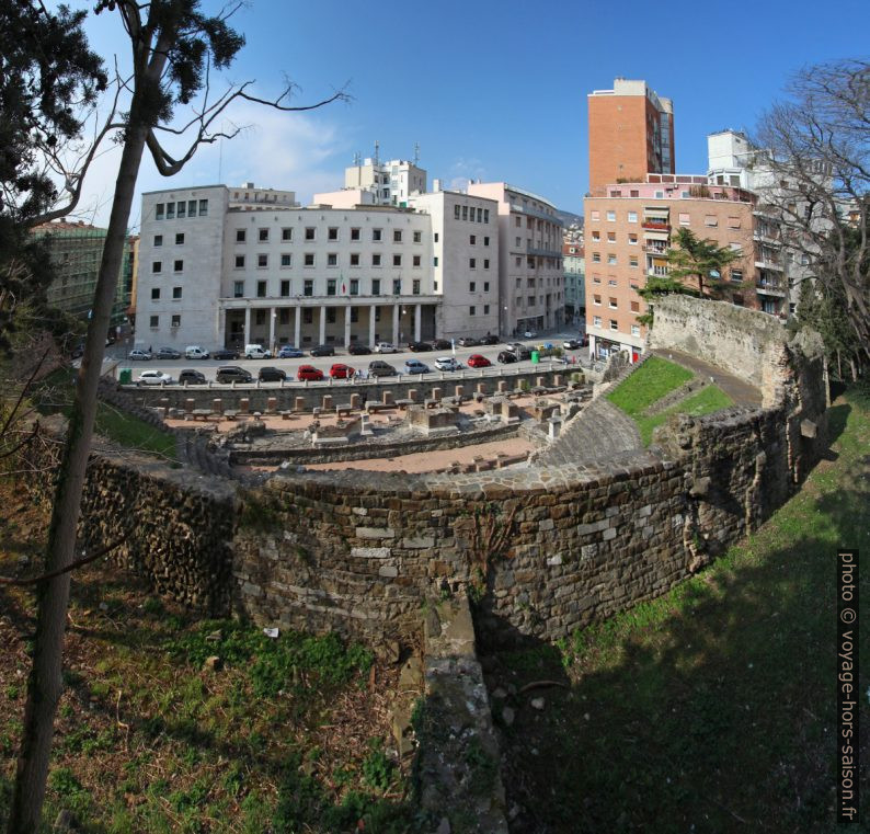 Le théâtre romain de Trieste entouré d'immeubles récents. Photo © André M. Winter