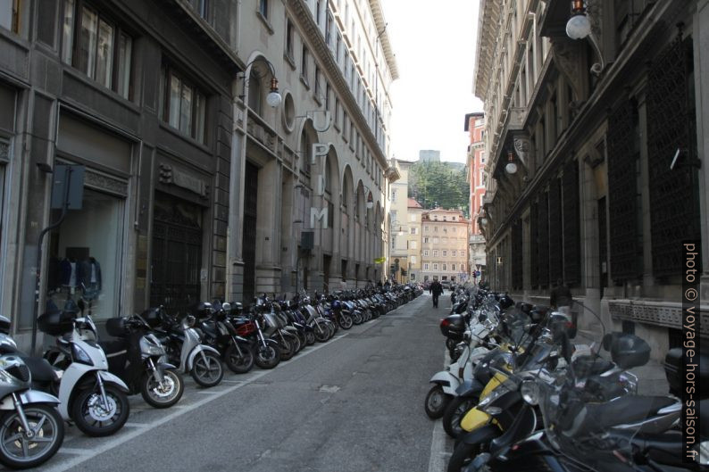 Parking de mobylettes dans la Via Santa Caterina da Siena. Photo © Alex Medwedeff