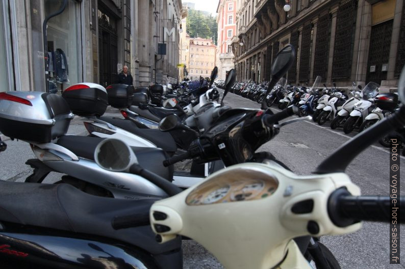 Motos et mobylettes à Trieste. Photo © André M. Winter