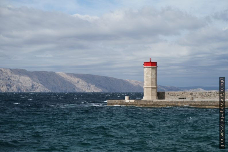 Feu du port de Senj sur la digue Sv. Ambrož. Photo © Alex Medwedeff