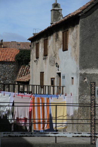 Du linge coloré à sécher devant une vieille maison. Photo © Alex Medwedeff