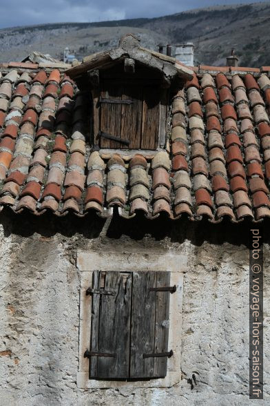 Vieux toit avec vieille lucarne sur une vieille maison. Photo © Alex Medwedeff