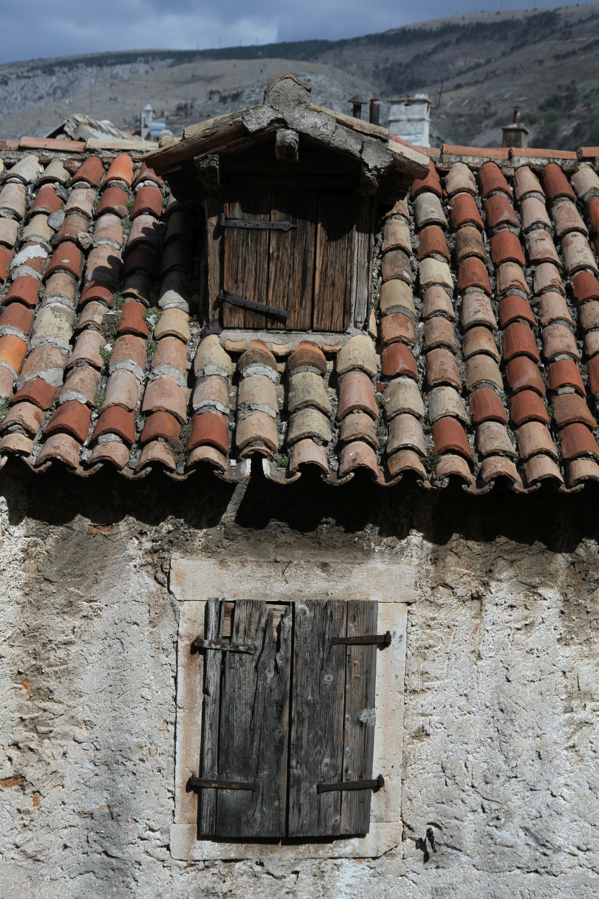 Vieux toit avec vieille lucarne sur une vieille maison. Photo © Alex Medwedeff