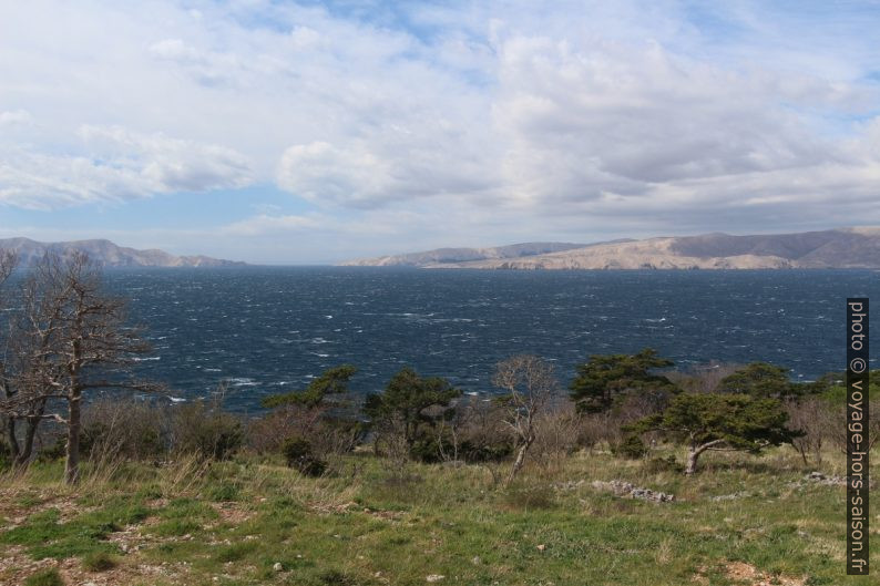 Mer agitée entre Prvić, Krk et Senj. Photo © André M. Winter