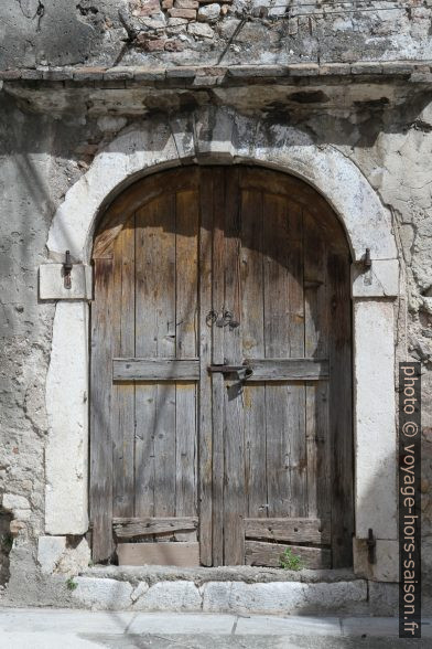 Vieille porte jadis noble. Photo © Alex Medwedeff