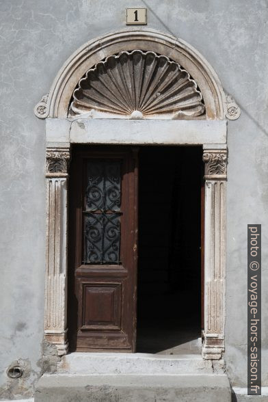 Linteau de porte surmonté d'un grand coquillage. Photo © Alex Medwedeff