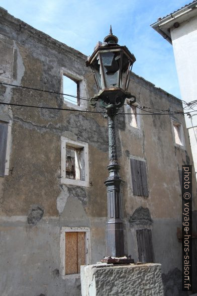 Maison et lanterne en ruine en plein centre de Senj. Photo © André M. Winter