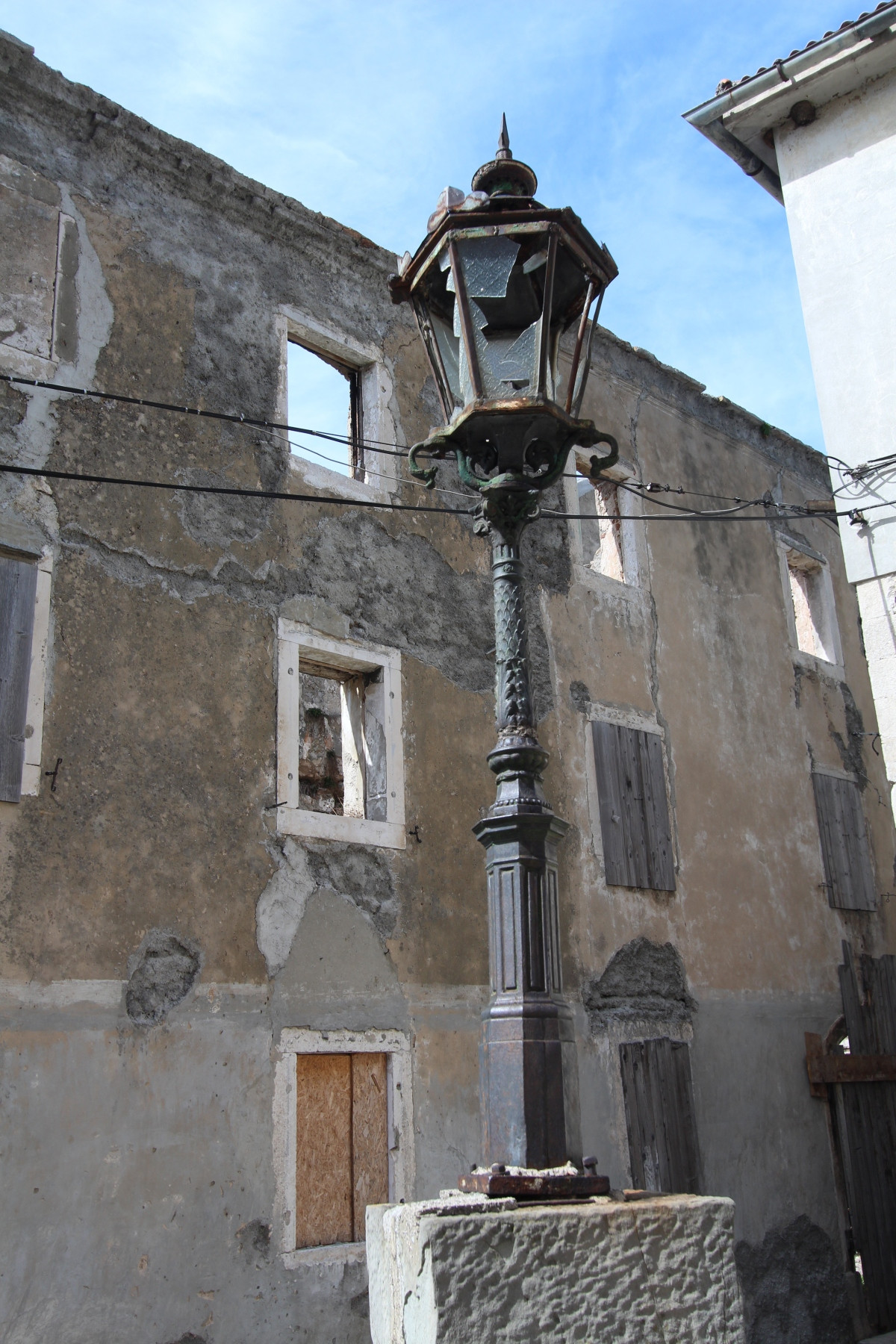 Maison et lanterne en ruine en plein centre de Senj. Photo © André M. Winter