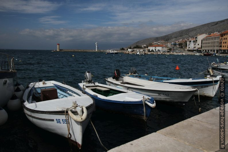 Petit bateau de pêche dans le port Senj. Photo © Alex Medwedeff