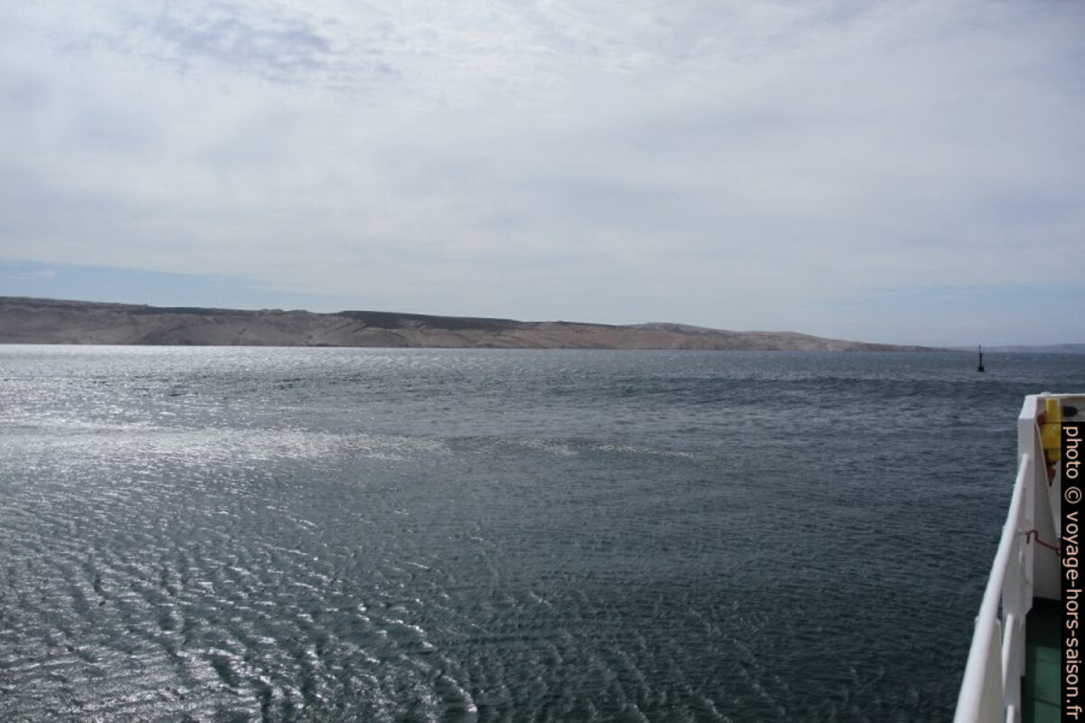 Détroit entre Prizna et l'Île de Pag. Photo © Alex Medwedeff