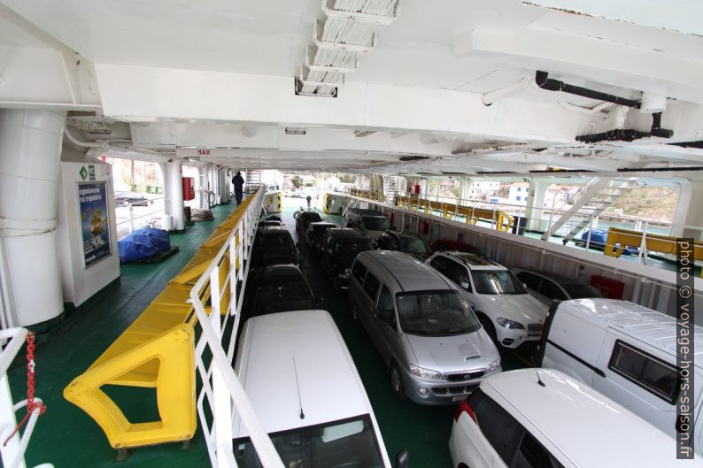 Pont des véhicules sur le ferry Sveti Juraj de la Jadrolinija. Photo © André M. Winter