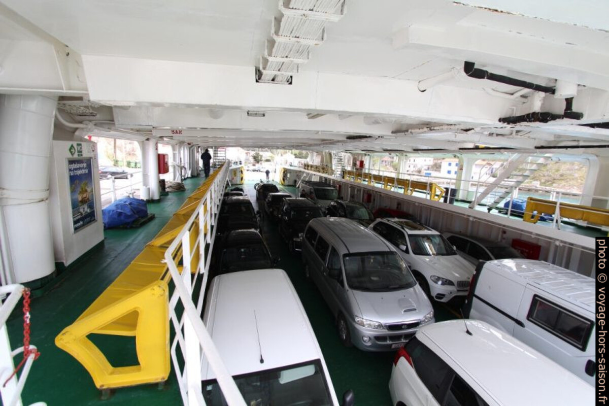 Pont des véhicules sur le ferry Sveti Juraj de la Jadrolinija. Photo © André M. Winter
