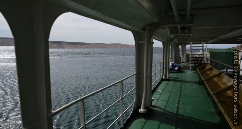 Vue du pont moyen du ferry Sv. Juraj vers l'Île de Pag. Photo © Alex Medwedeff