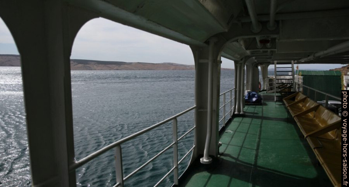 Vue du pont moyen du ferry Sv. Juraj vers l'Île de Pag. Photo © Alex Medwedeff