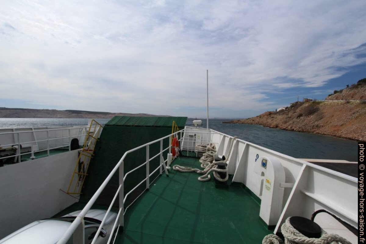 Rampe de voitures du ferry Sv. Juraj de la ligne Jadrolinija. Photo © André M. Winter