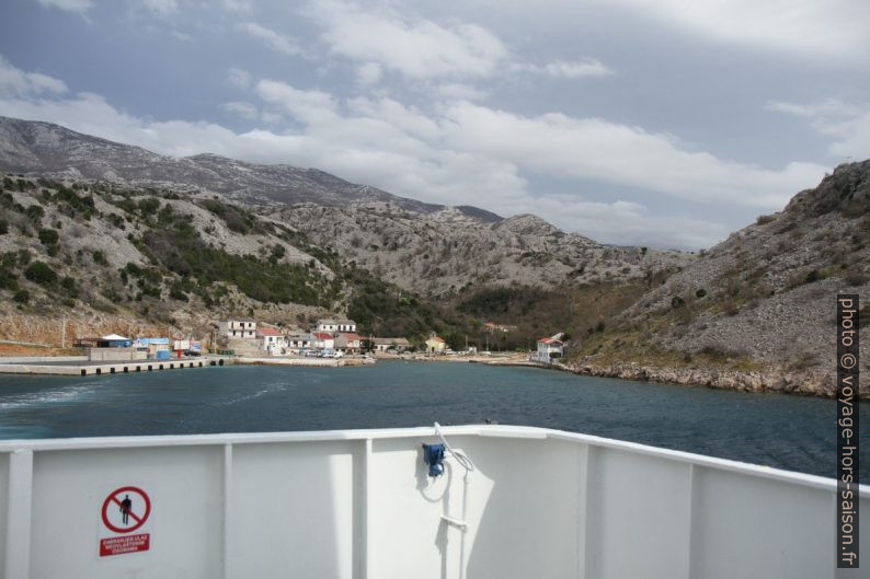 Le ferry quitte l'embarcadère dans la port de Prizna. Photo © Alex Medwedeff