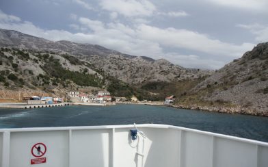 Le ferry quitte l'embarcadère dans la port de Prizna. Photo © Alex Medwedeff