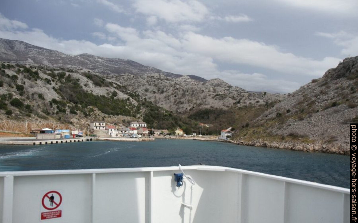 Le ferry quitte l'embarcadère dans la port de Prizna. Photo © Alex Medwedeff