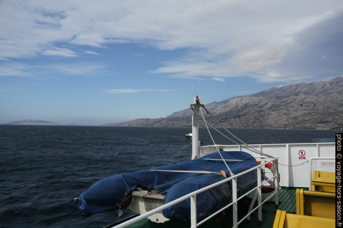 Vue retour vers la côte au nord de Prizna. Photo © Alex Medwedeff
