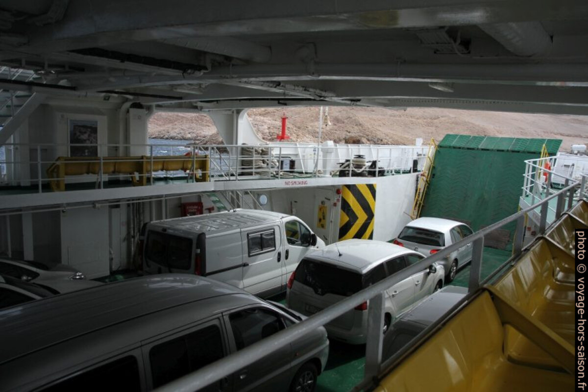 Pont des voitures de ferry Sv. Juraj avant d'accoster à Pag. Photo © Alex Medwedeff