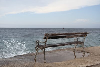 Banc en bord de Meer. Photo © Alex Medwedeff