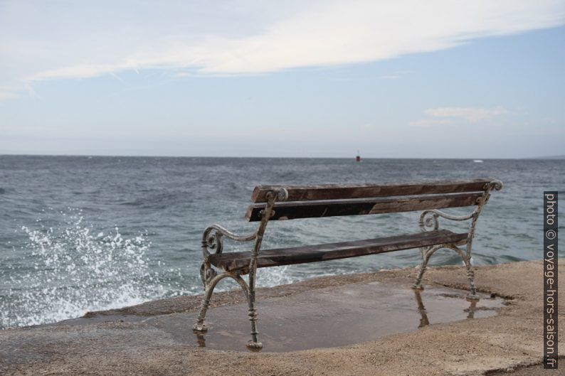 Banc en bord de Meer. Photo © Alex Medwedeff