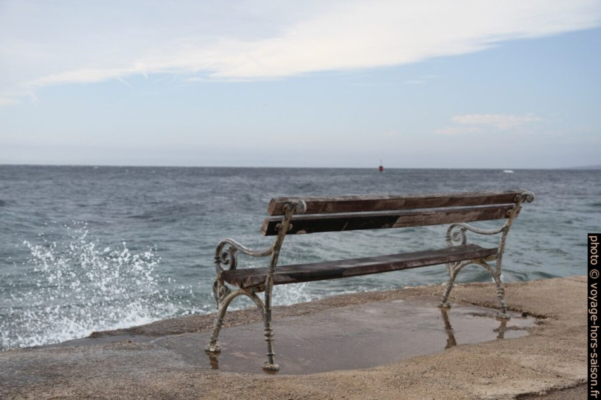 Banc en bord de Meer. Photo © Alex Medwedeff