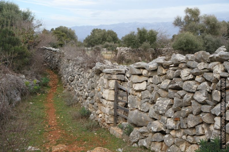 Des murs en pierre sèche forment les enclos. Photo © Alex Medwedeff