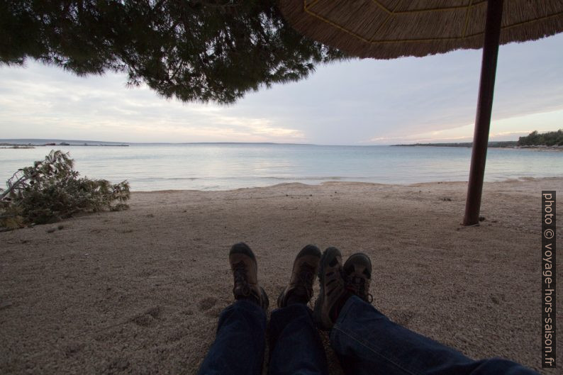 Nos jambes sur la plage de Šimuni. Photo © André M. Winter