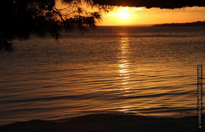 Coucher de soleil dans la baie de Šimuni. Photo © Alex Medwedeff