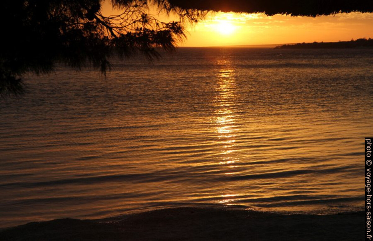 Coucher de soleil dans la baie de Šimuni. Photo © Alex Medwedeff